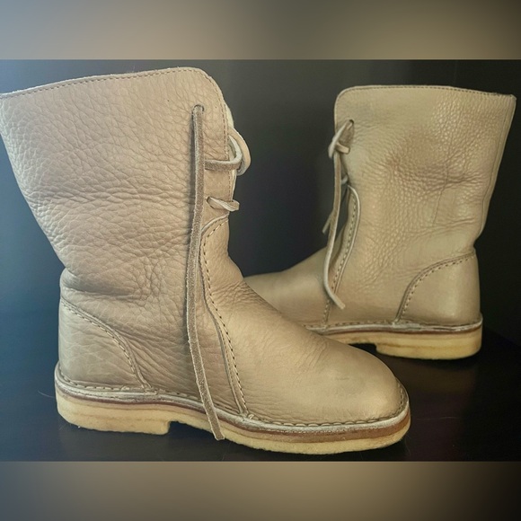 DUCK FEET BOOTS
DISCONTINUED COLOR
SIZE 36 (6)
EXCELLENT CONDITION WORN ONCE - Picture 6 of 7